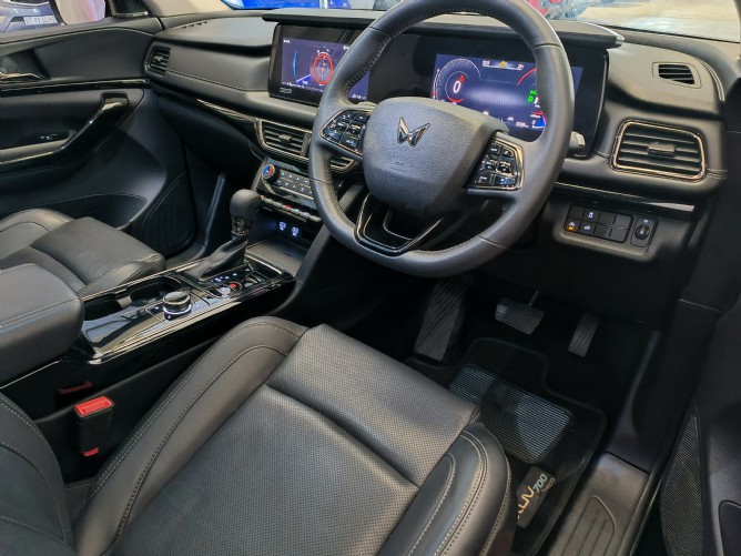 2025 Mahindra XUV700 2.0 AX7L Auto (7 Seater) - Image 7