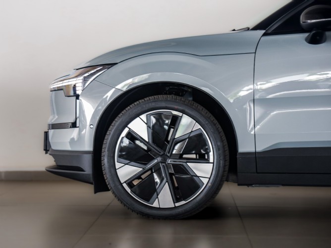 2025 Volvo EX30 Ultra Single Motor Extended Range - Image 4