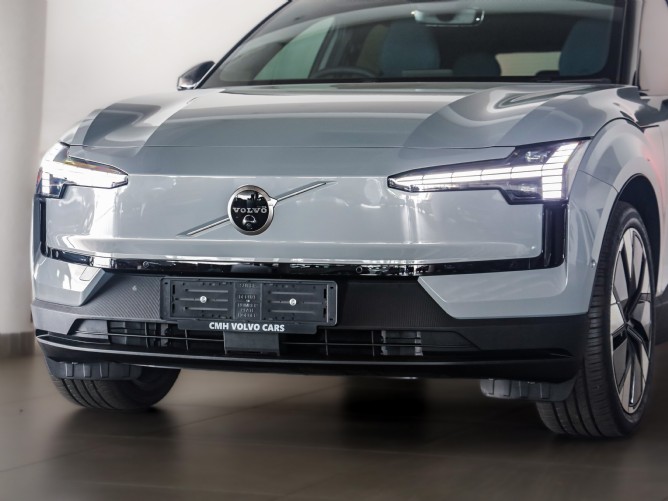 2025 Volvo EX30 Ultra Single Motor Extended Range - Image 5