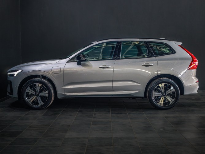2025 Volvo XC60 T8 Twin Engine AWD Plus Dark - Image 2