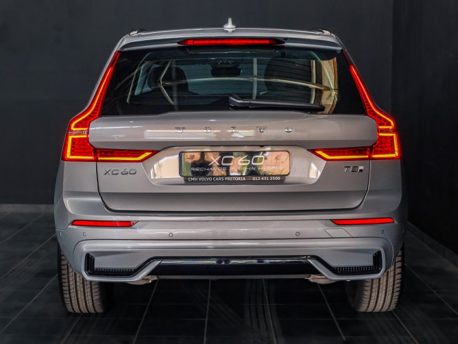 2025 Volvo XC60 T8 Twin Engine AWD Plus Dark - Image 4