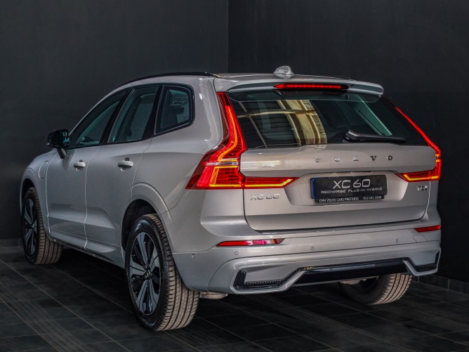 2025 Volvo XC60 T8 Twin Engine AWD Plus Dark - Image 3