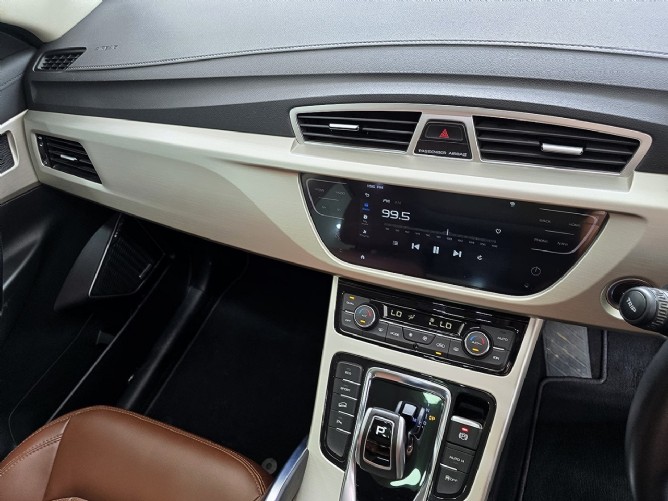 2023 Proton X70 1.5T Premium - Image 3