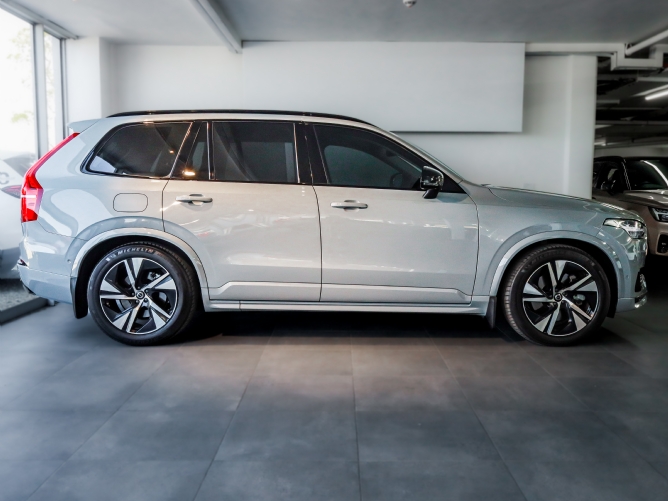 2025 Volvo XC90 Recharge Twin Engine Ultimate Dark - Image 3