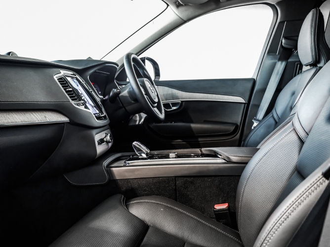 2025 Volvo XC90 Recharge Twin Engine Ultimate Dark - Image 4