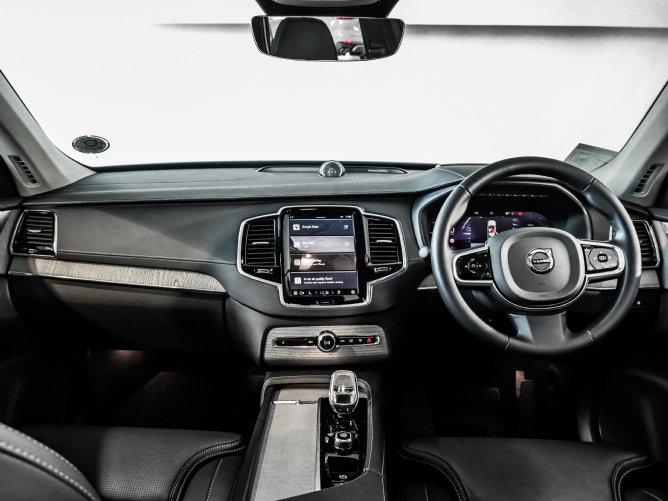 2025 Volvo XC90 Recharge Twin Engine Ultimate Dark - Image 5