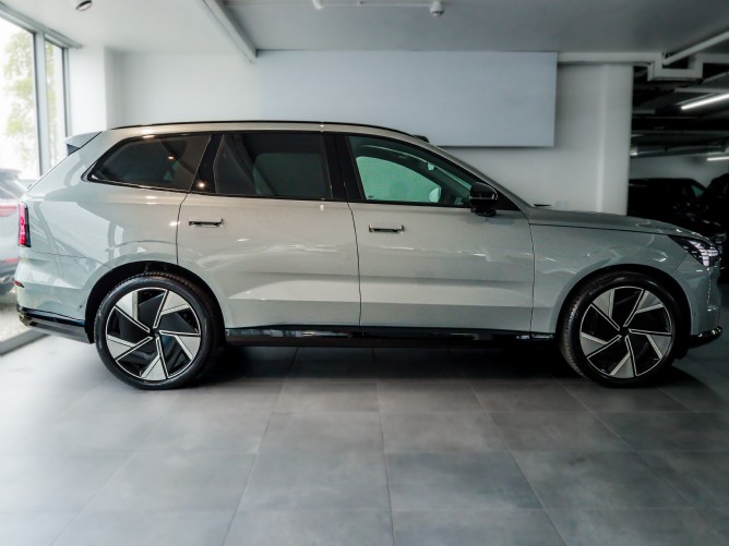 2025 Volvo EX90 Ultra Twin Motor Performance - Image 2