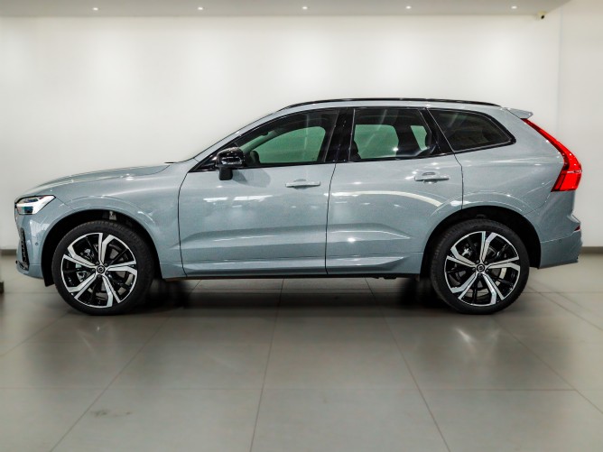 2025 Volvo XC60 B5 (P) Geartronic AWD Ultimate Dark - Image 2