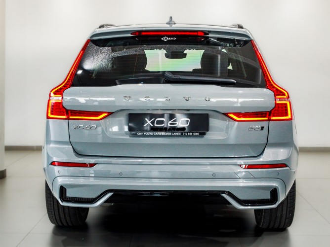2025 Volvo XC60 B5 (P) Geartronic AWD Ultimate Dark - Image 5