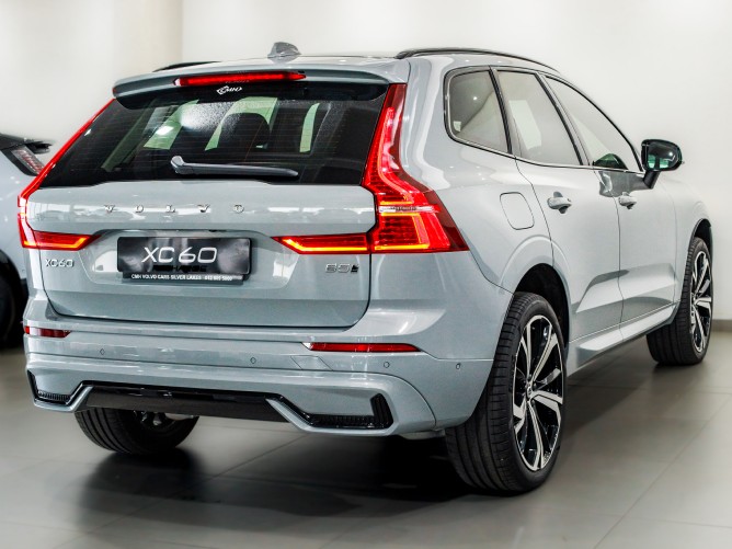2025 Volvo XC60 B5 (P) Geartronic AWD Ultimate Dark - Image 4