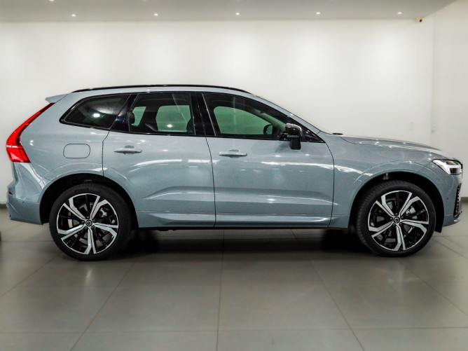 2025 Volvo XC60 B5 (P) Geartronic AWD Ultimate Dark - Image 6