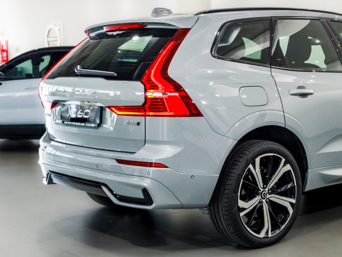 2025 Volvo XC60 B5 (P) Geartronic AWD Ultimate Dark - Image 7