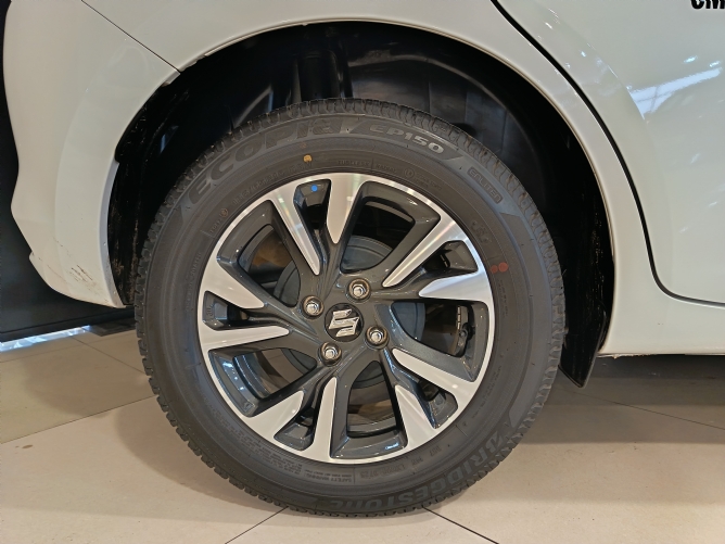 2025 Suzuki Swift 1.2 GLX - Image 6