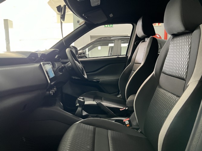 2025 Nissan Magnite 1.0T SV KURO MT - Image 6