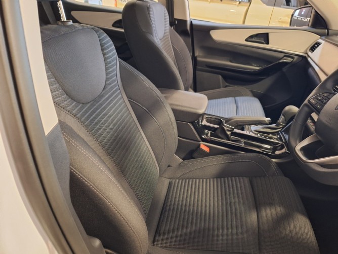 2025 Mahindra XUV700 2.0 AX5 Auto - Image 5