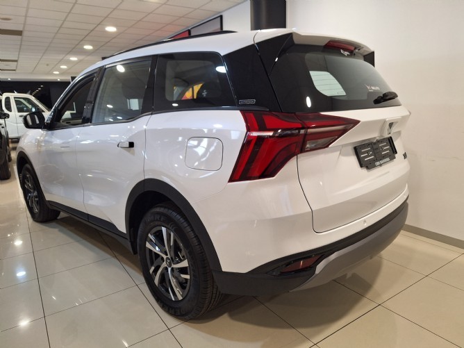 2025 Mahindra XUV700 2.0 AX5 Auto - Image 3