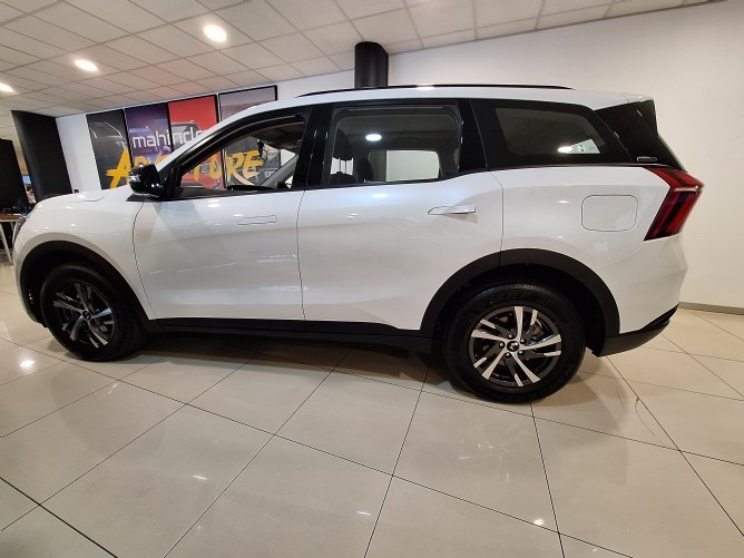2025 Mahindra XUV700 2.0 AX5 Auto - Image 2