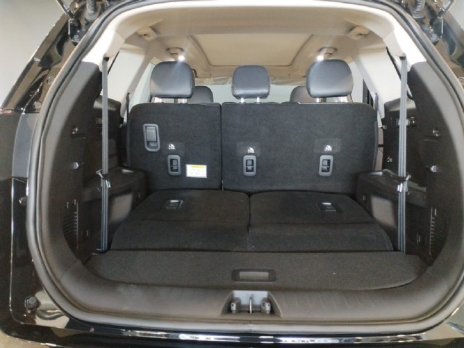 2025 Mahindra XUV700 2.0 AX7 Auto BE (7 Seat) - Image 5