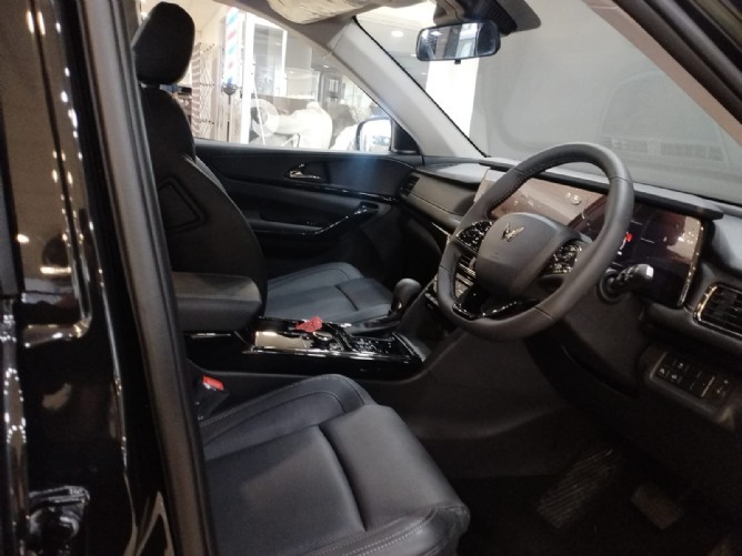 2025 Mahindra XUV700 2.0 AX7 Auto BE (7 Seat) - Image 7