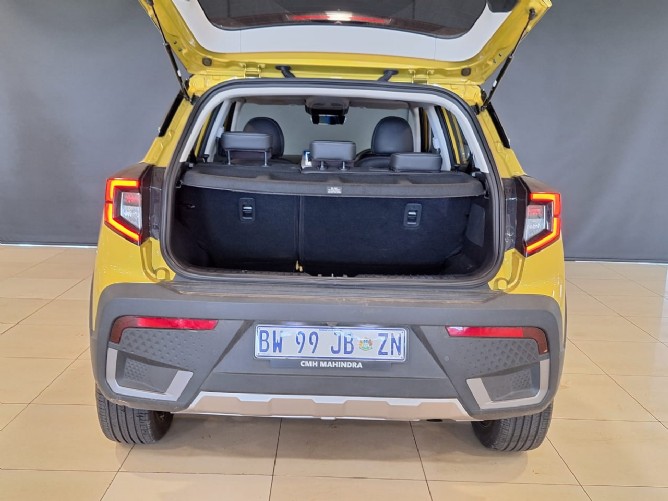 2024 Mahindra XUV 3XO 1.2T AX7L Auto - Image 5