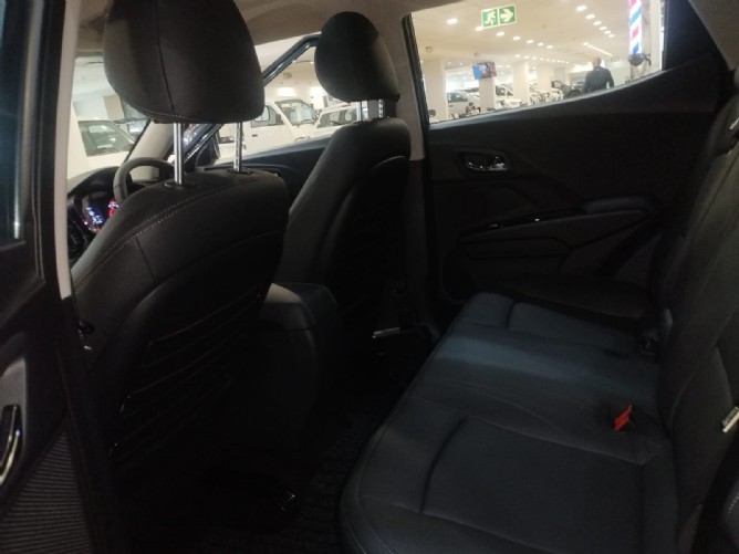 2025 Mahindra XUV300 W8 Petrol - Image 5