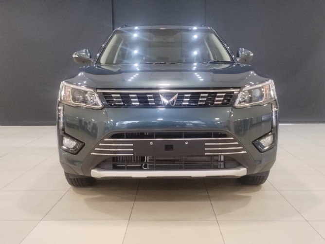 2025 Mahindra XUV300 W8 Petrol - Image 7