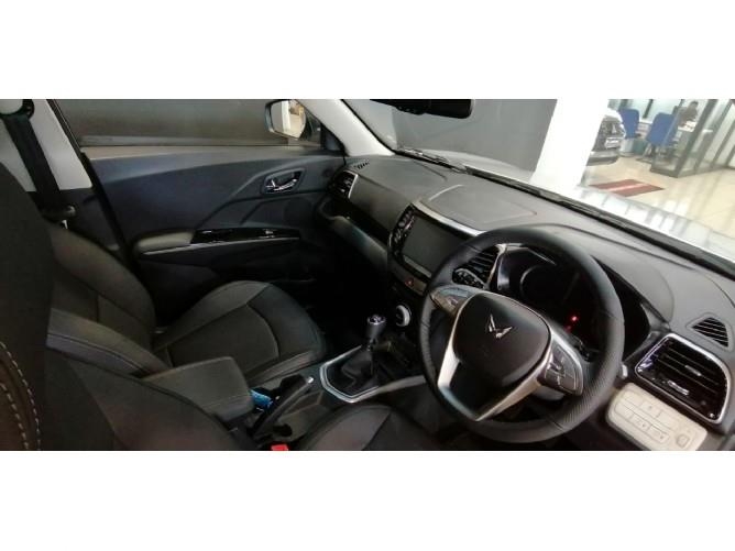 2025 Mahindra XUV300 W8 Petrol - Image 6