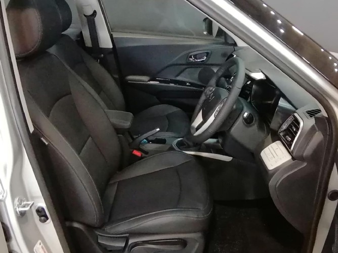 2025 Mahindra XUV300 W8 Petrol - Image 4