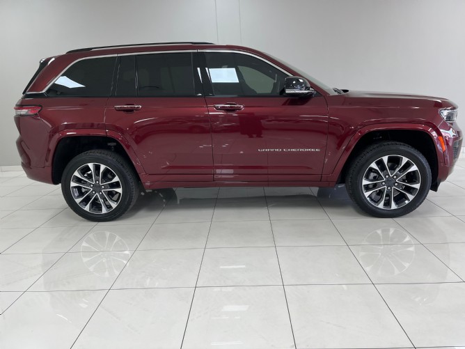 2025 Jeep Grand Cherokee 3.6L Overland - Image 2