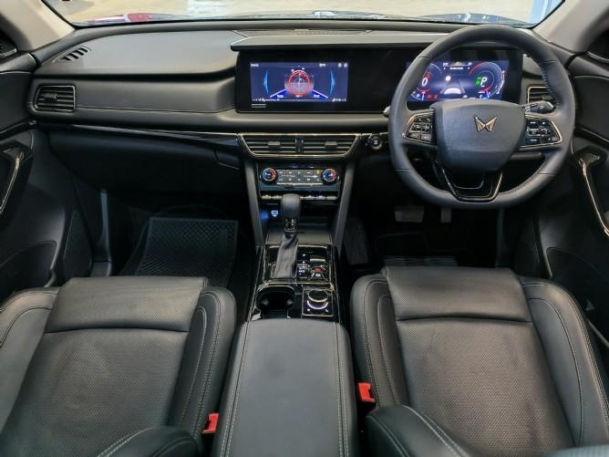 2025 Mahindra XUV700 2.0 AX7L Auto (7 Seater) - Image 4