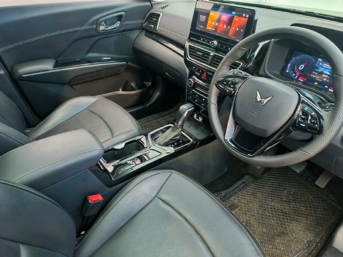 2024 Mahindra XUV 3XO 1.2T AX7L Auto - Image 5