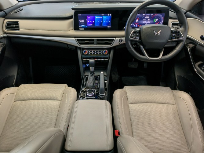 2025 Mahindra XUV700 2.0 AX7 Auto ( 7 Seater) - Image 6