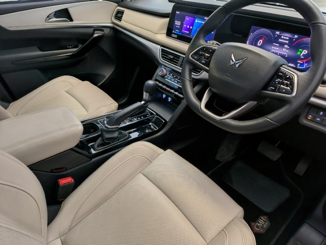 2025 Mahindra XUV700 2.0 AX7 Auto ( 7 Seater) - Image 7