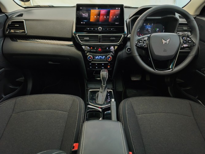 2025 Mahindra XUV 3XO 1.2T AX5 Auto - Image 5