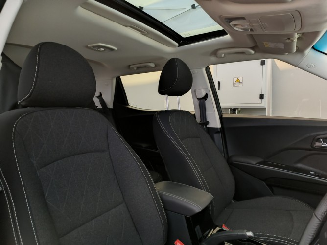 2025 Mahindra XUV 3XO 1.2T AX5 Auto - Image 6