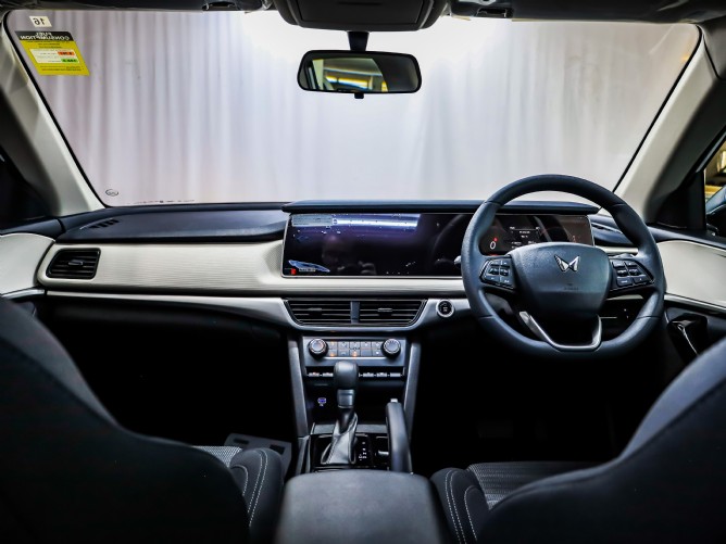 2025 Mahindra XUV700 2.0 AX5 Auto - Image 6