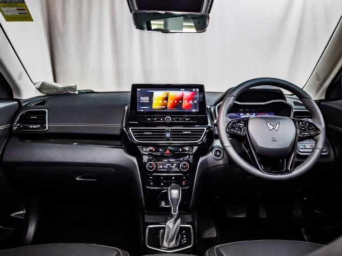 2025 Mahindra XUV 3XO 1.2T AX7L Auto - Image 6