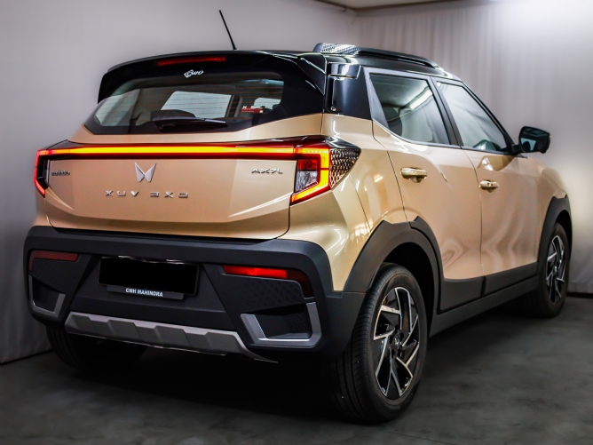 2025 Mahindra XUV 3XO 1.2T AX7L Auto - Image 3