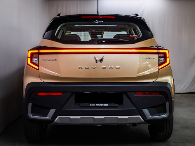 2025 Mahindra XUV 3XO 1.2T AX7L Auto - Image 4