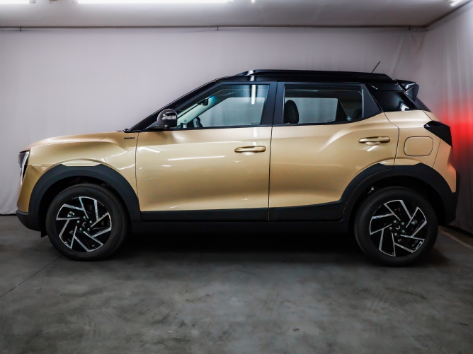 2025 Mahindra XUV 3XO 1.2T AX7L Auto - Image 2