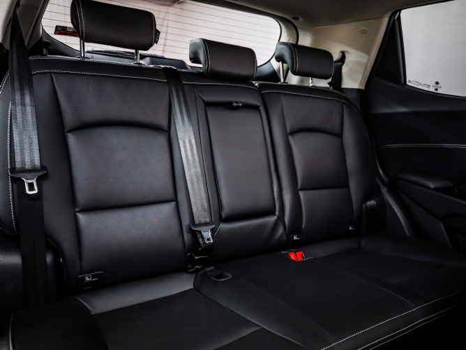 2025 Mahindra XUV 3XO 1.2T AX7L Auto - Image 7