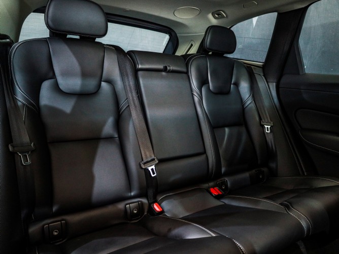 2025 Volvo XC60 T8 Twin Engine AWD Plus Dark - Image 6