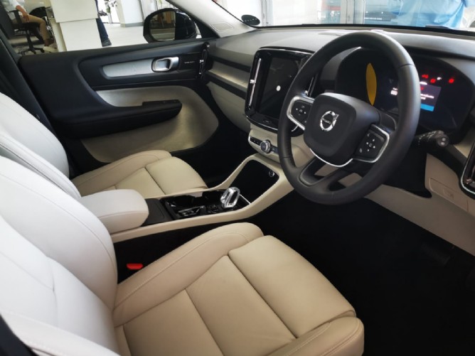 2025 Volvo XC40 B4 Geartronic Plus Dark (Mild Hybrid) - Image 5