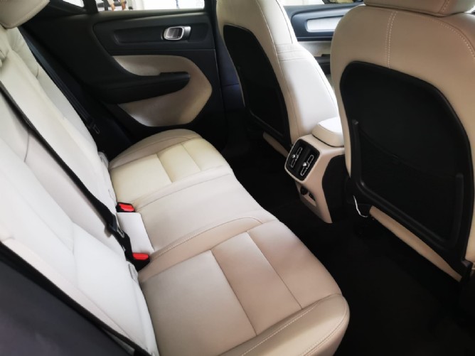 2025 Volvo XC40 B4 Geartronic Plus Dark (Mild Hybrid) - Image 6