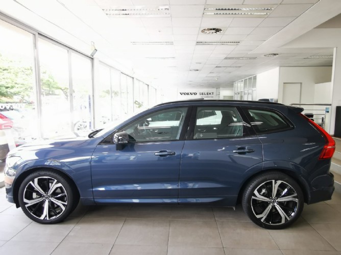 2025 Volvo XC60 B5 (P) Geartronic AWD Ultimate Dark - Image 2