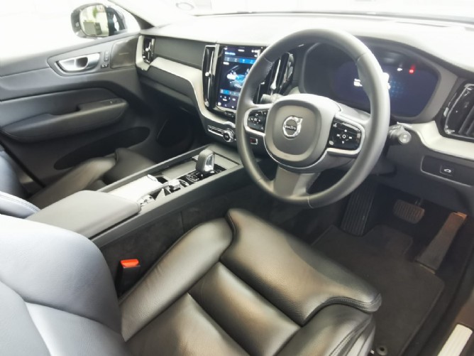 2025 Volvo XC60 B5 (P) Geartronic AWD Ultimate Dark - Image 4