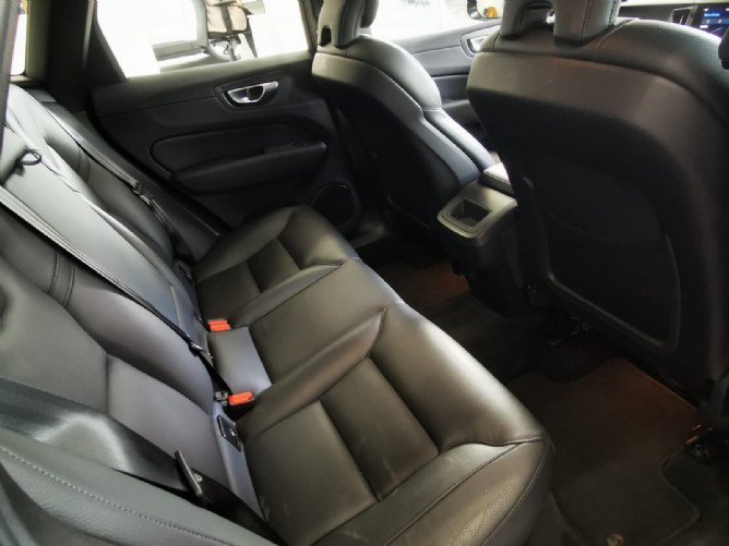 2025 Volvo XC60 B5 (P) Geartronic AWD Ultimate Dark - Image 5