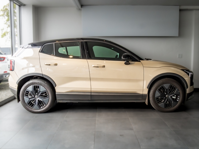 2025 Volvo EX30 Cross Country Ultra Twin Motor Performance - Image 2