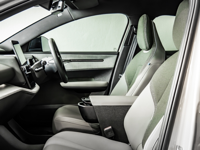 2025 Volvo EX30 Cross Country Ultra Twin Motor Performance - Image 3